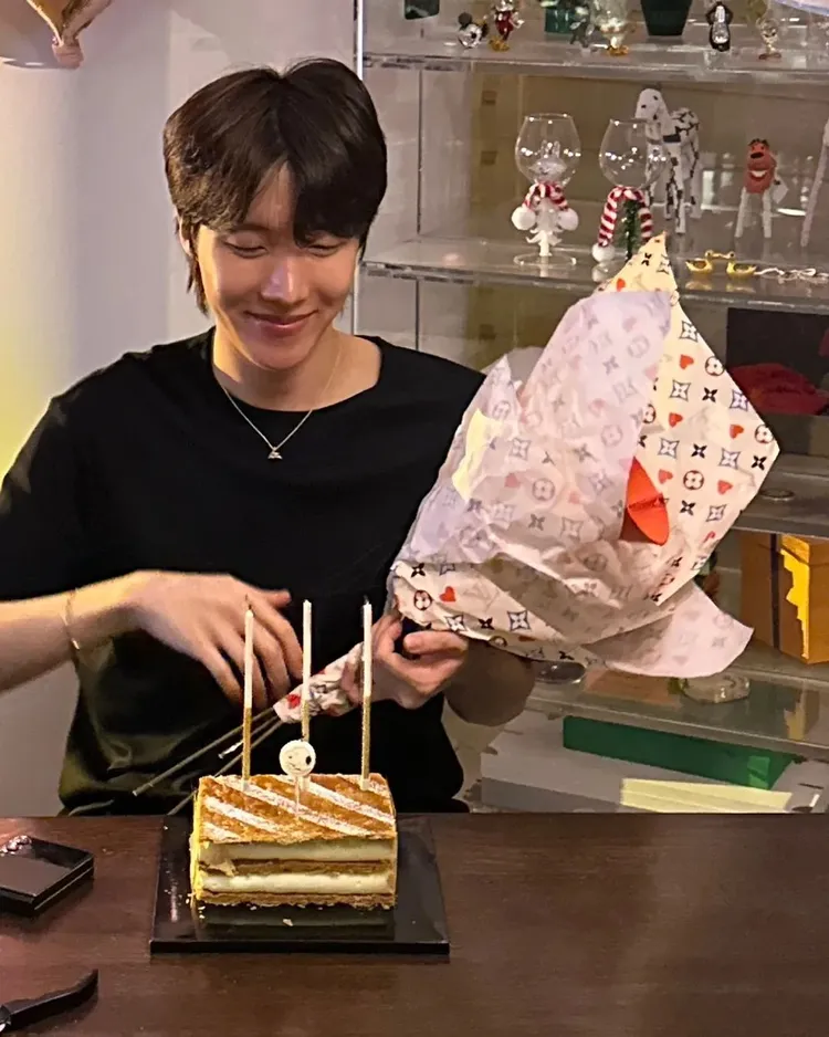 才剛正式成為LV形象大使不久的韓國天團「防彈少年團」成員J-Hope，在早先慶生時的照片中，也佩戴了LV Volt系列墜鍊。翻攝uarmyhope IG