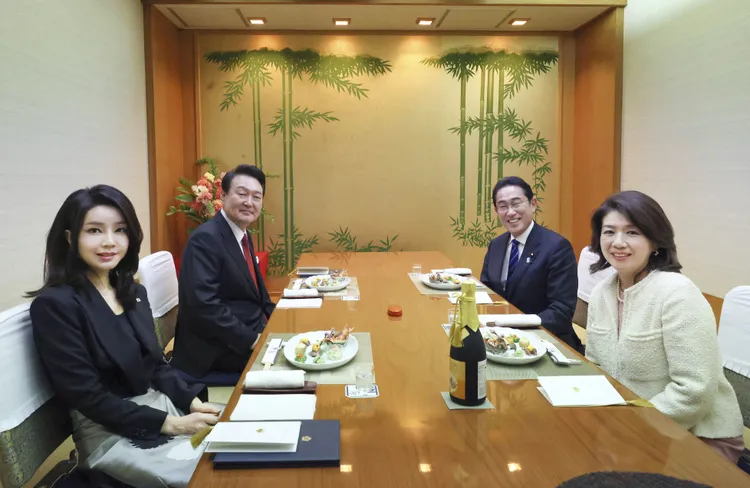 岸田夫婦在官邸舉辦2+2的餐宴。路透社