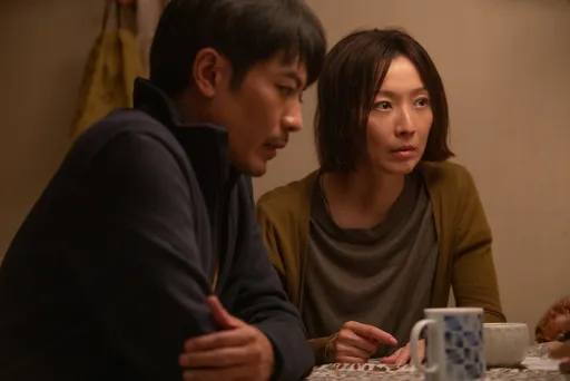 鄭秀文主動牽手摟腰化解尷尬 男星曝影后私下親切一面