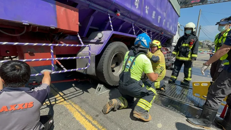 警消到場發現一名20歲女性遭捲入車底。讀者提供