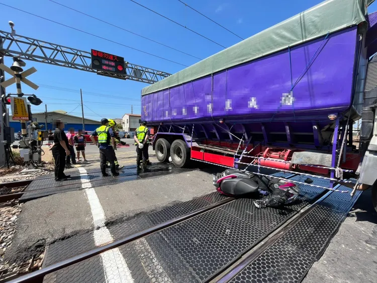 大卡車與機車在平交道發生車禍。讀者提供