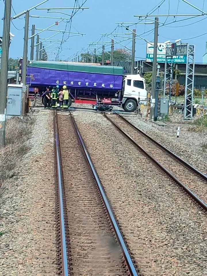 大車橫跨鐵道，造成雙向列車延誤。取自臉書「合鐵事故通報平台」