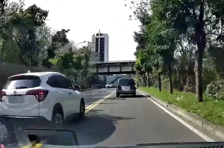 白色小客車逆向超車。翻攝畫面