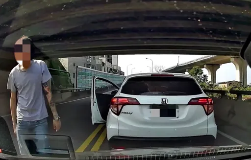 刺青男硬切車道不成　竟暴怒攔車！竹東警方要查了