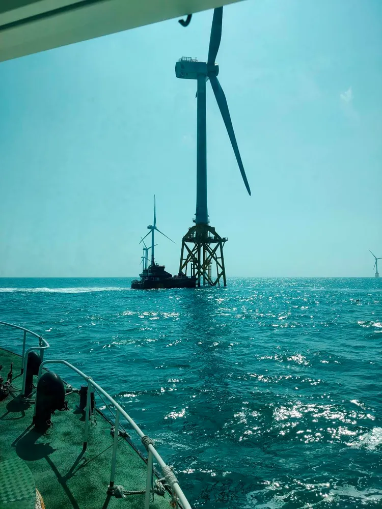 台中海巡隊派出艦艇將基座平台上男屍搬運上艇。讀者提供