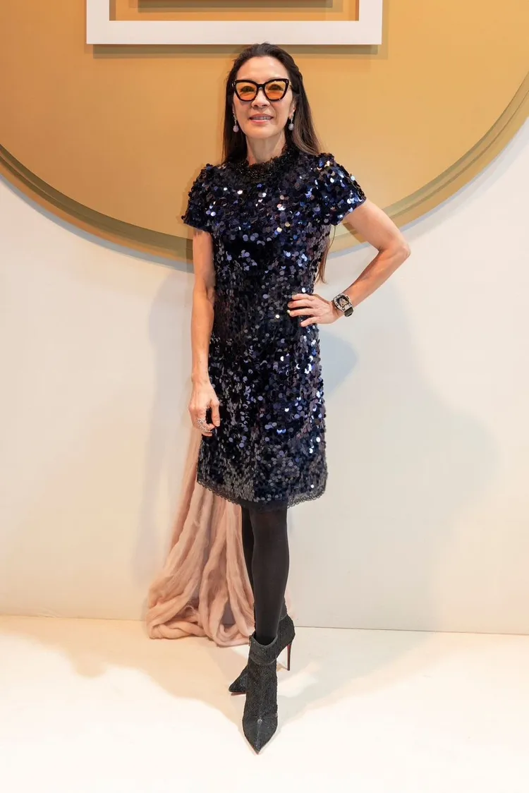 國際影后楊紫瓊穿著夏姿2023早秋系列深藍色亮片小洋裝，優雅翩臨於巴黎當代藝術中心東京宮登場的SHIATZY CHEN 2023秋冬大秀。品牌提供