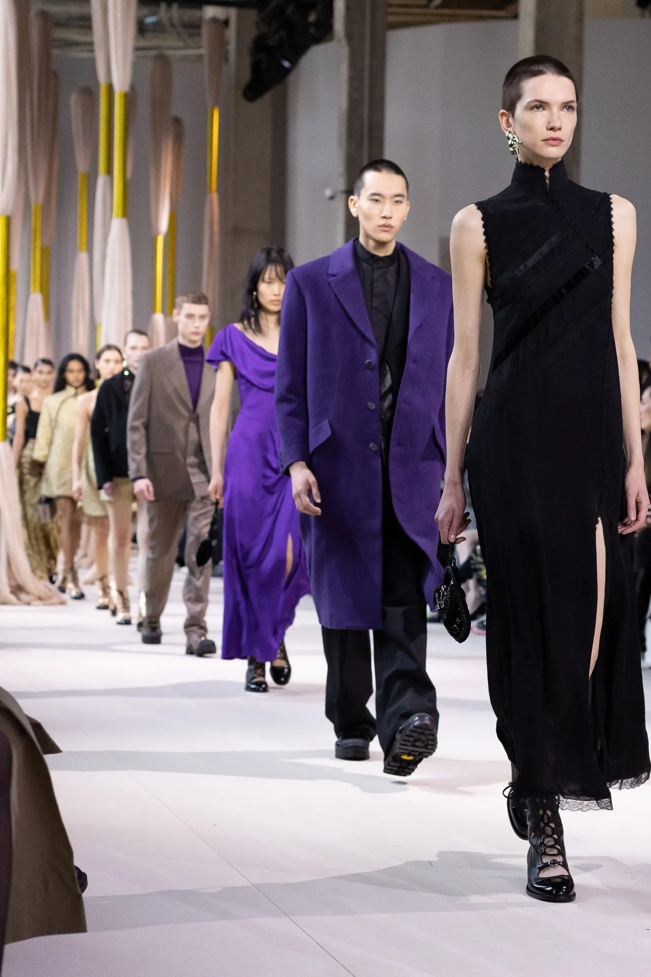 SHIATZY CHEN 2023秋冬系列以「荷緜」(Heartstrings)為主題,從古代中國女性親手縫繡給心儀之人的「荷包」為靈感,取用中式如意和綿長初心化為縫繡絲線的意念,具象運用於服飾設計中。品牌提供