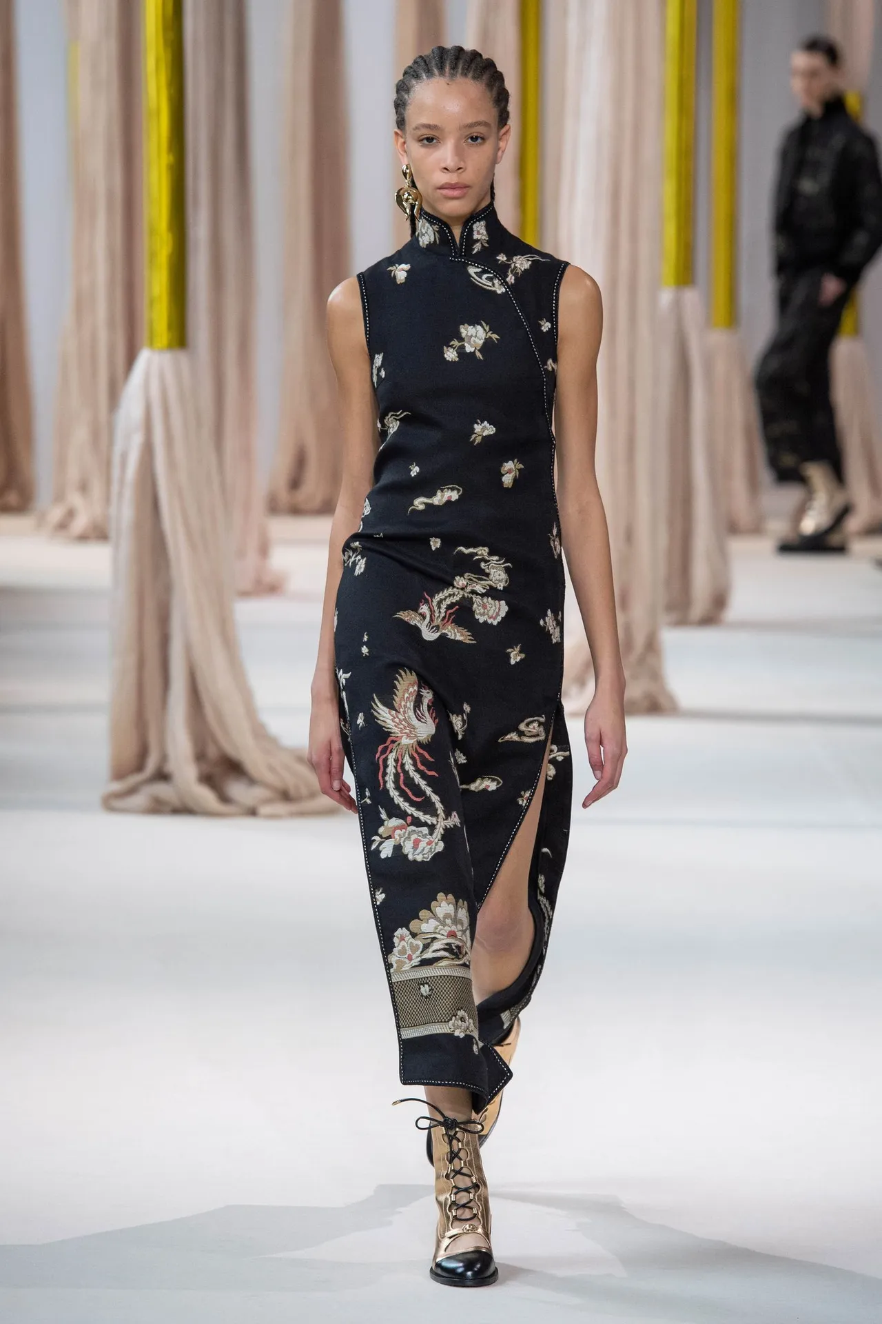 本季開版提花描繪出白兔乘著鳳凰踏過遼闊山海、迎向光明之輝宏璀璨景象。品牌提供