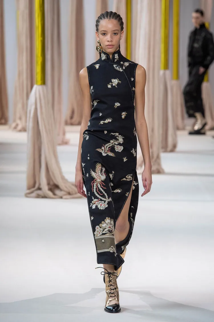 本季開版提花描繪出白兔乘著鳳凰踏過遼闊山海、迎向光明之輝宏璀璨景象。品牌提供