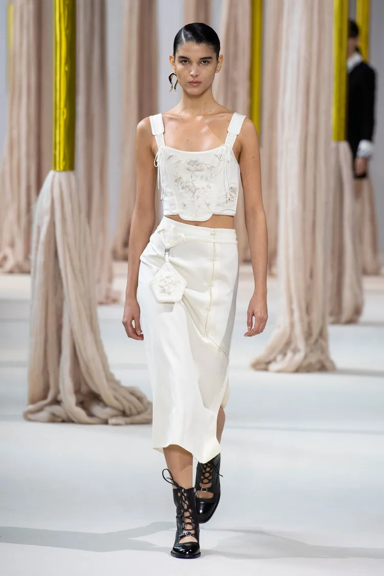 小洋裝上以中式肚兜領型與擷取夏姿經典包款做為領口形狀的西式細肩帶設計，讓東方與西方的時裝在近似的輪廓中綻放。品牌提供