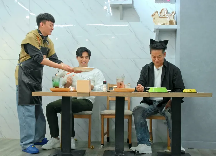 許富凱（左）送餐送得心驚膽戰。台視提供