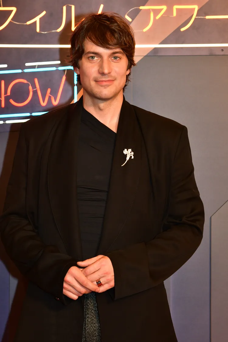 夯劇《艾蜜莉在巴黎》中飾演「天菜主廚」的Lucas Bravo，在胸前別上了來自法國珠寶品牌CHAUMET的Œillet康乃馨胸針。品牌提供