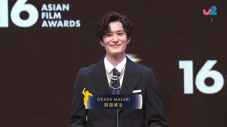 以電影《在車上》入圍最佳男配角獎項的日本男星岡田將生，則以疊戴日本珠寶品牌MIKIMOTO與COMME des GARÇONS聯名系列珍珠串鍊的方式，替正裝造型增色。翻攝Asian Film Awards Academy YouTube頻道