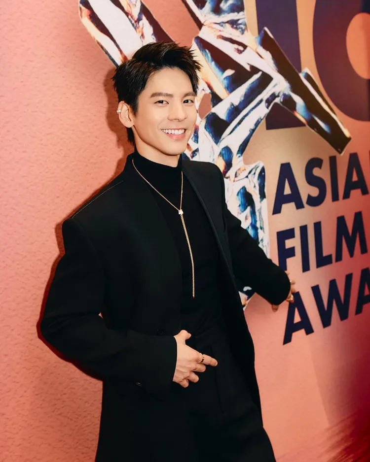 林柏宏為深色的義大利時尚品牌FERRAGAMO西裝，搭配了法國珠寶品牌BOUCHERON的Quatre系列珠寶。翻攝austinlin27 IG