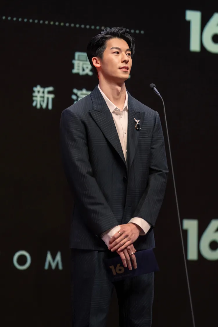 身為義大利精品FENDI形象大使的許光漢，搶先穿上年初甫發表的2023秋冬系列新裝亮相，並搭配了紐約珠寶品牌TIFFANY & Co.的Schlumberger高級珠寶系列石上鳥胸針。品牌提供