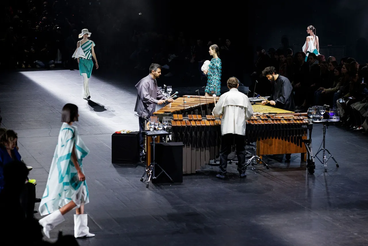 法國知名SR9打擊樂三重奏樂團的馬林巴木琴演奏音樂表演，為大秀，營造了流暢和諧又不時轉折的氛圍。品牌提供