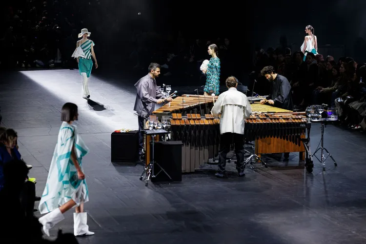 法國知名SR9打擊樂三重奏樂團的馬林巴木琴演奏音樂表演，為大秀，營造了流暢和諧又不時轉折的氛圍。品牌提供