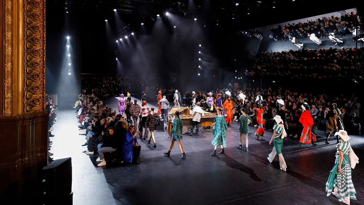 ISSEY MIYAKE 2023秋冬女裝系列以品牌創始大師三宅一生所創造的「一塊布」精神為概念，探究著布料與人體間所創造的美學。品牌提供