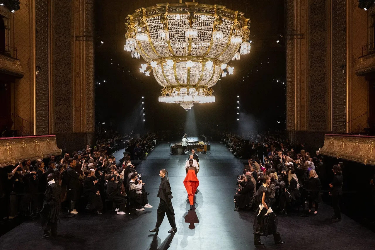 ISSEY MIYAKE 2023秋冬女裝系列以「The square and beyond」為主題，透過布料與方形的基礎概念，想像著衣服輪廓與穿著者的身體之間能創造出的「未填滿的空間」。品牌提供