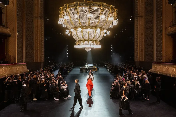 ISSEY MIYAKE 2023秋冬女裝系列以「The square and beyond」為主題，透過布料與方形的基礎概念，想像著衣服輪廓與穿著者的身體之間能創造出的「未填滿的空間」。品牌提供