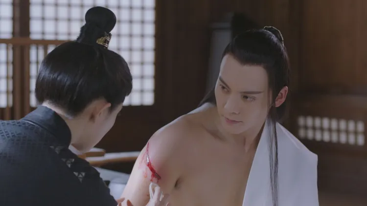 陳偉霆（右）曬出好身材。中視提供