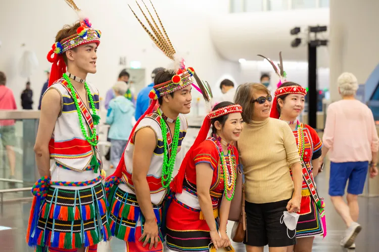七海探索者迎賓活動與旅客合影。臺灣港務公司提供