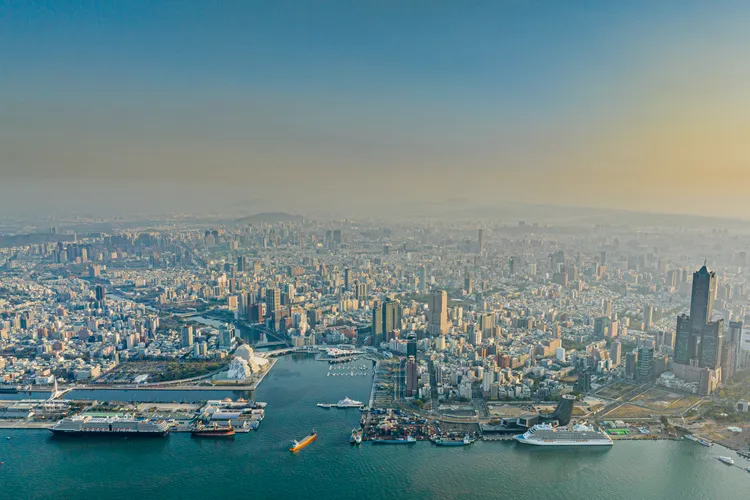 七海探索者號(右)及威士特丹號(左)雙輪雙靠高雄港。臺灣港務公司提供