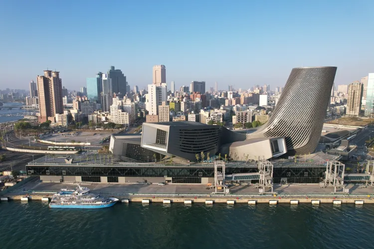 從海上看高雄港旅運中心。臺灣港務公司提供