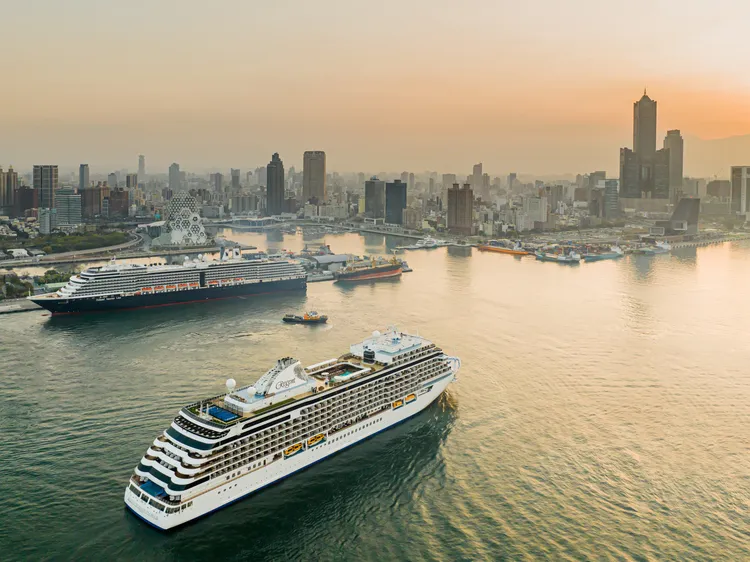 七海探索者號及威士特丹號於高雄港一港口交會。臺灣港務公司提供