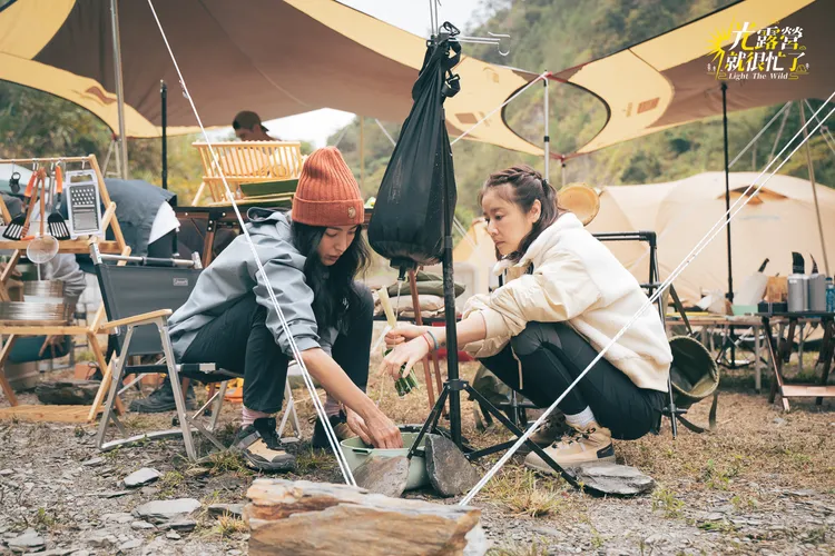 楊謹華（左)、林心如在《光露營就很忙了》野地生活。TVBS提供