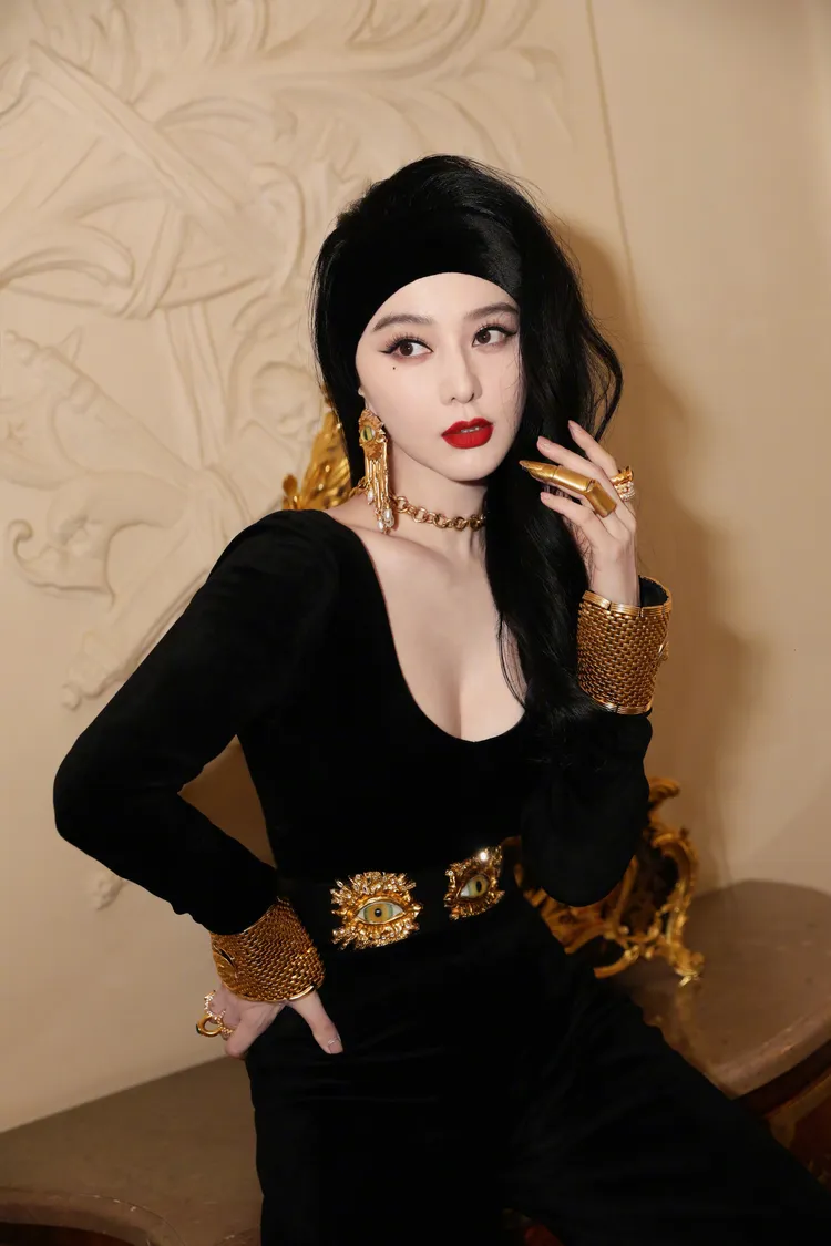 范冰冰穿上Schiaparelli 2023春夏成衣，大秀復古風情。翻攝范冰冰工作室微博