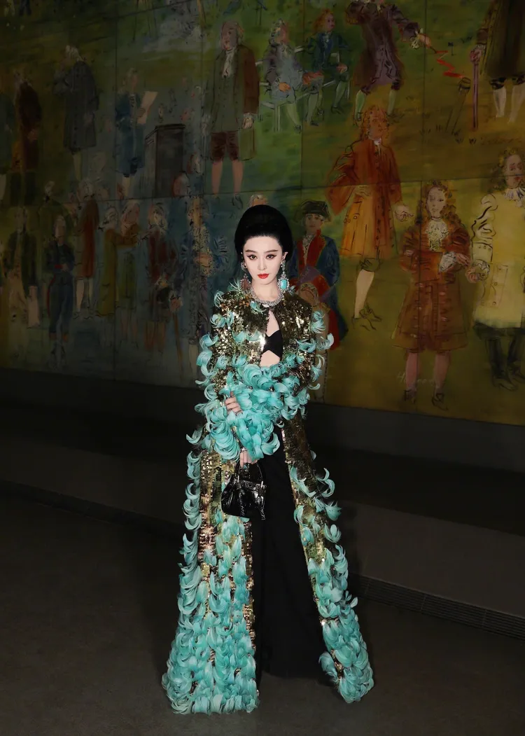 范冰冰從頭到尾都是Giambattista Valli，但這套衣服不受時尚博主青睞。翻攝范冰冰工作室微博