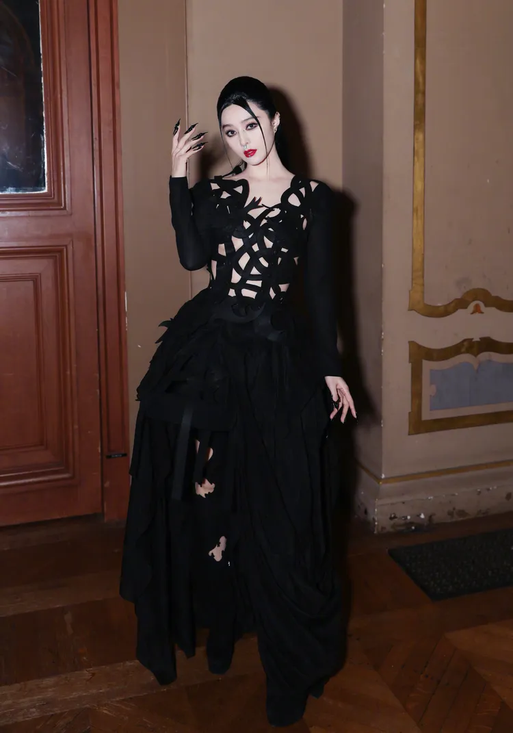 范冰冰頂著金屬系暗黑妝容出席Yohji Yamamoto秀。翻攝范冰冰工作室微博