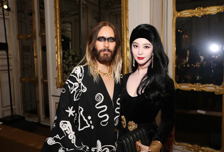 范冰冰（右）站在誇張煙燻妝的傑瑞德雷托身旁也沒被比下去。翻攝范冰冰工作室微博