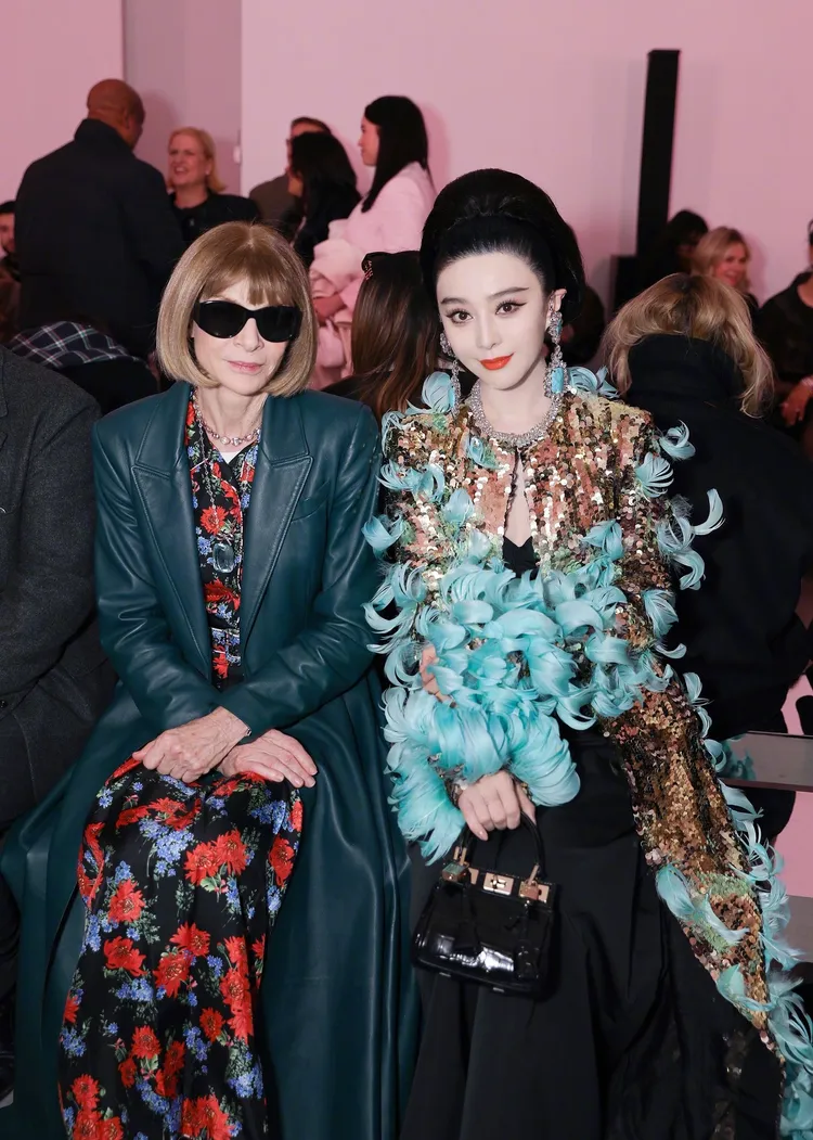 范冰冰（右）和「惡魔總編」安娜溫圖一起看秀。翻攝范冰冰工作室微博