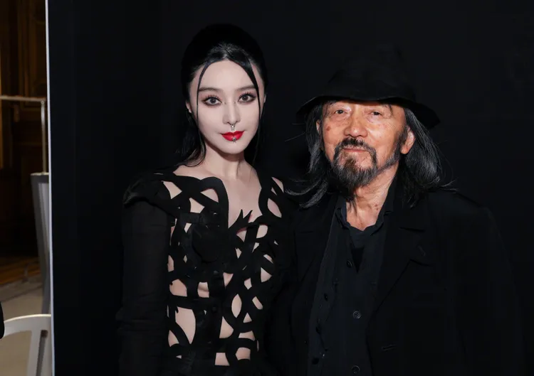 范冰冰（左）小露「南半球」，和設計師山本耀司合照。翻攝范冰冰工作室微博