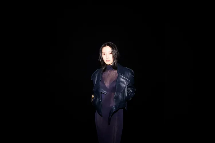 文佳煐突破螢幕前的溫婉形象，以凸顯性感的全套SAINT LAURENT行頭現身巴黎。品牌提供