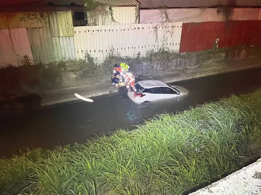 桃園女下班恍神開車衝溝渠　連人帶車泡水中！警、消合力救援