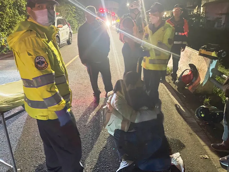 徐女獲救後抱著友人失聲痛哭。大園警分局提供