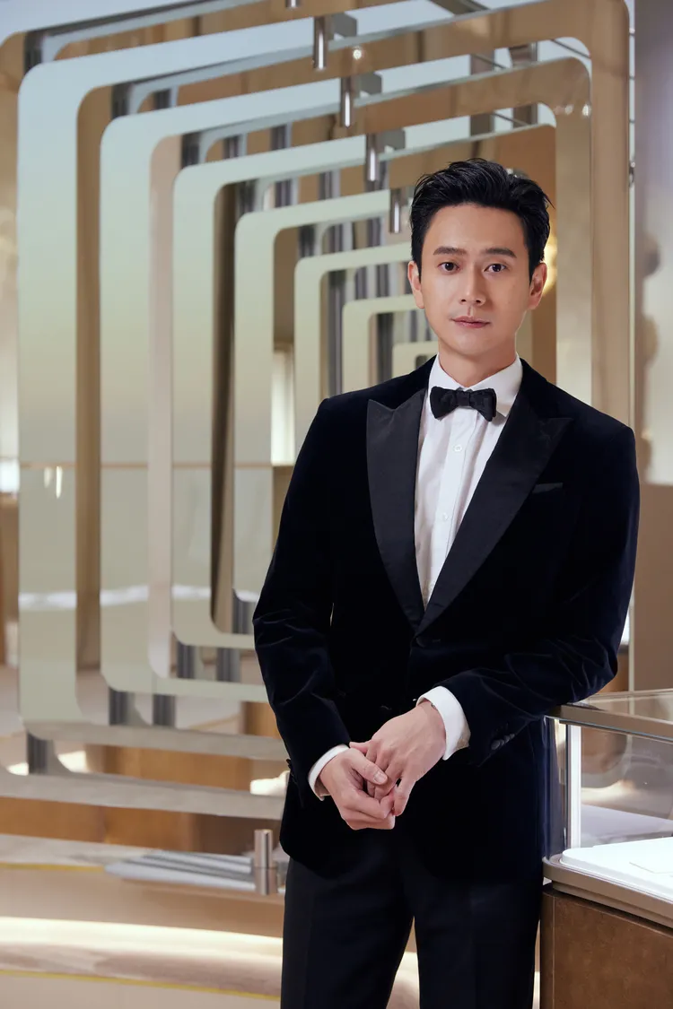 劉冠廷身著全套絨布正裝，搶先佩戴了卡地亞剛剛在錶展上發布的深綠色錶面Santos腕錶。品牌提供