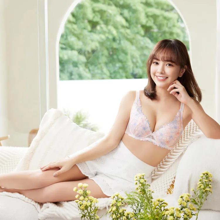 徐凱希雖然身高154公分，但比例勻稱且有傲人美胸，還代言內衣品牌產品。翻攝徐凱希臉書