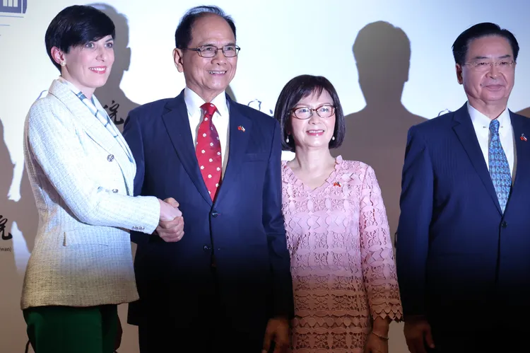 艾達莫娃與游錫堃伉儷、吳釗燮合影。林林攝 