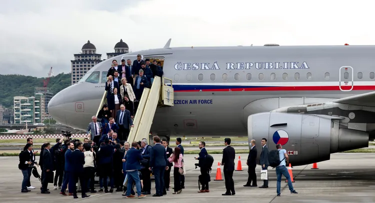 捷克訪問團傍晚抵達松山機場。林林攝