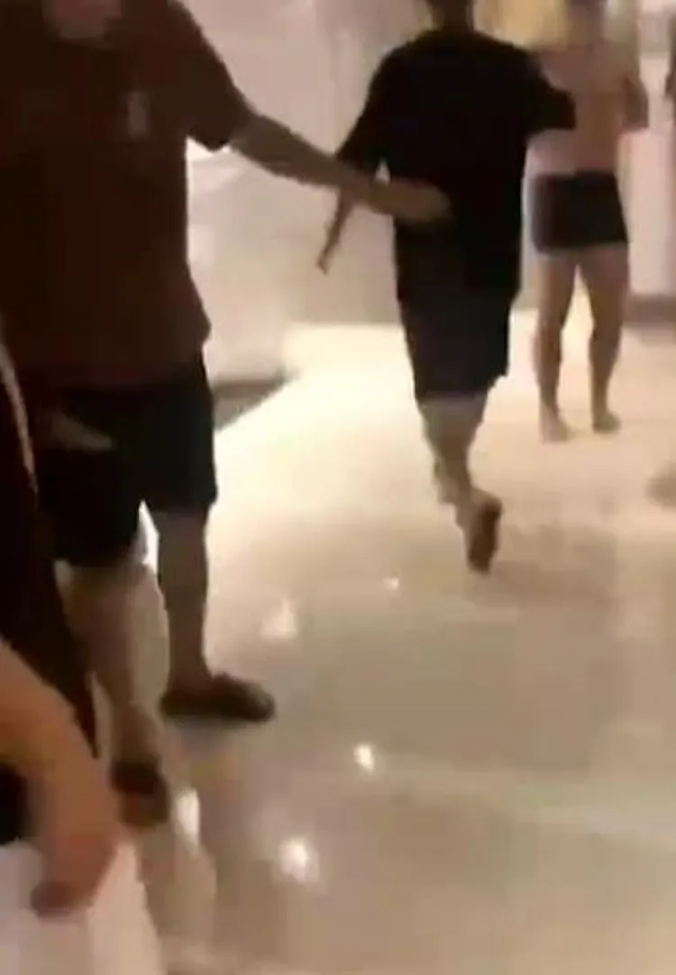 人夫與打赤膊男子起衝突。翻攝自《香港01》