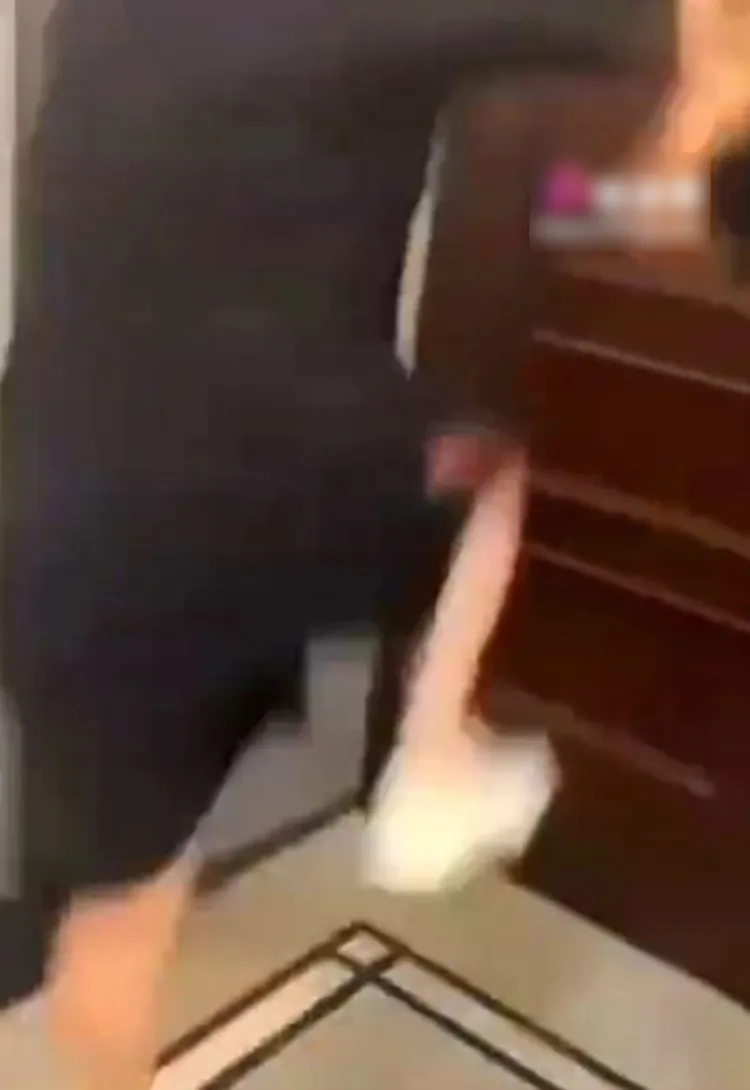 人夫出腳狂踹破門。翻攝自《香港01》