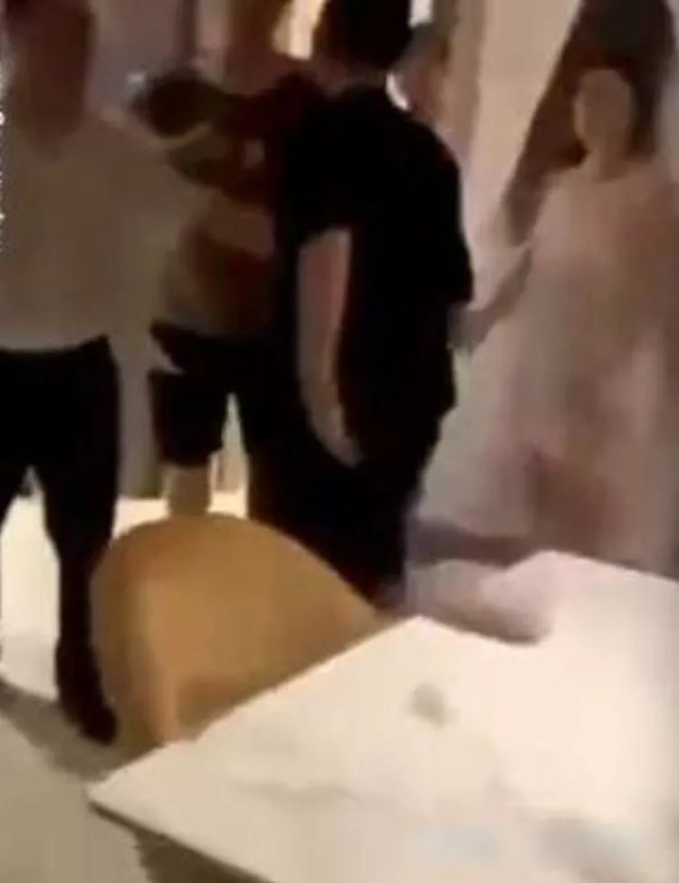 人妻(右)揪多男運動，一次送老公2頂綠帽。翻攝自《香港01》