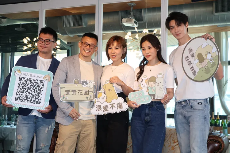 李佳薇（中）、李佳歡（右二）、黃柏峰（右）合體為浪浪發聲。鄭孟晃攝