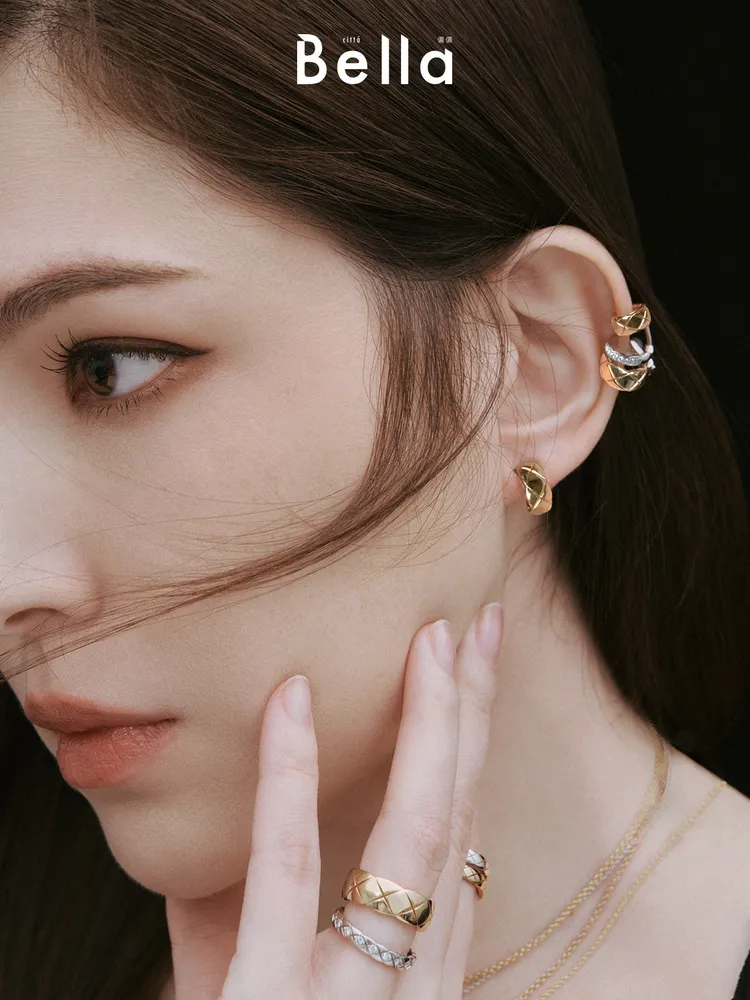 許瑋甯佩戴香奈兒Coco Crush系列珠寶姿態迷人。《Bella儂儂》提供