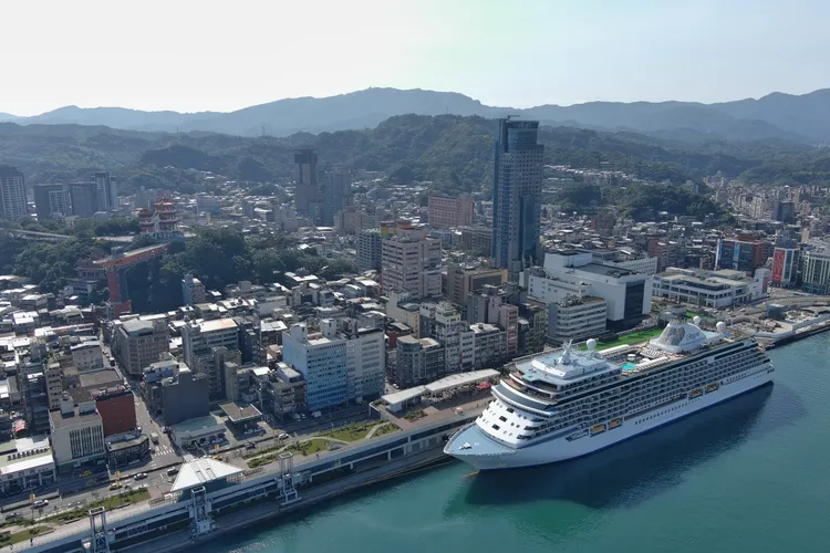 國際郵輪停泊於基隆港。翻攝畫面