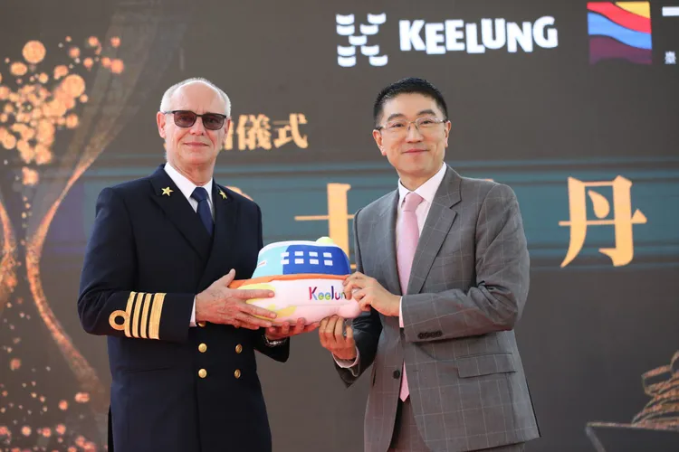 基隆市長謝國樑致贈禮物給國際郵輪船長。翻攝畫面